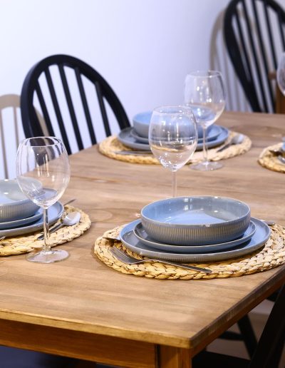 EL ALOJAMIENTO CUENTA CON CINCO HABITACIONES (CUATRO DOBLES Y UNA INDIVIDUAL), CADA UNA CON BAÑO PRIVADO